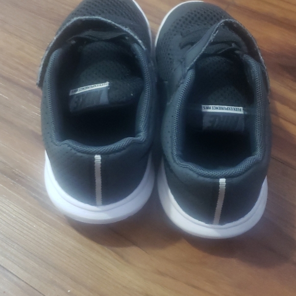 Nike - Picture 3 of 5